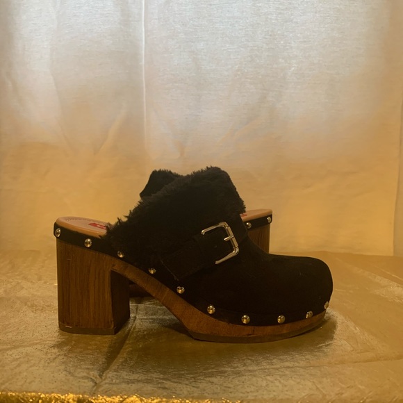 Clogs - Picture 2 of 3